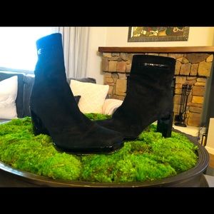 Stuart Weitzman Suede With Patent Leather detail Ankle Boots (8.5N)